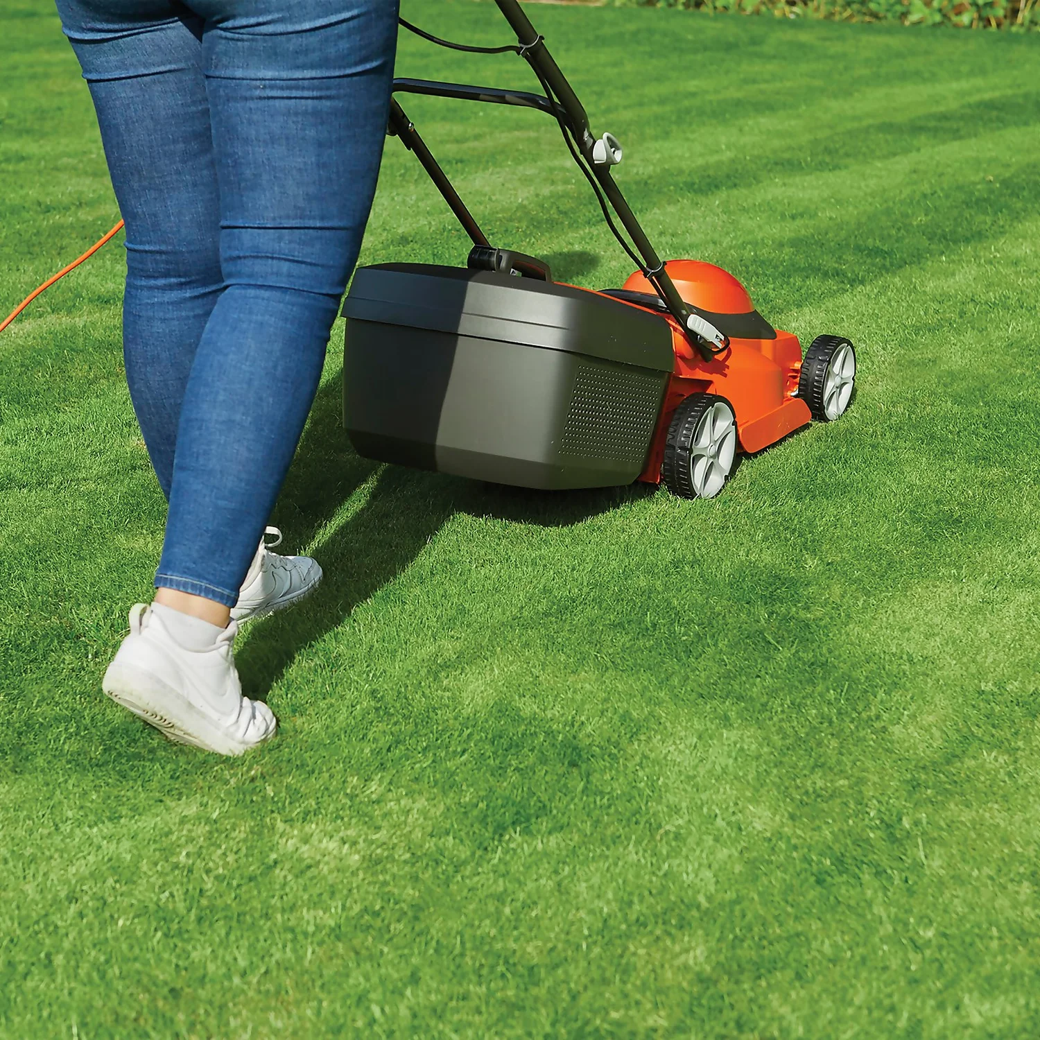 Flymo 1600W EasiStore 380R Electric Lawn Mower - 38cm 6 Flymo 1600W EasiStore 380R Electric Lawn Mower - 38cm - Image 4