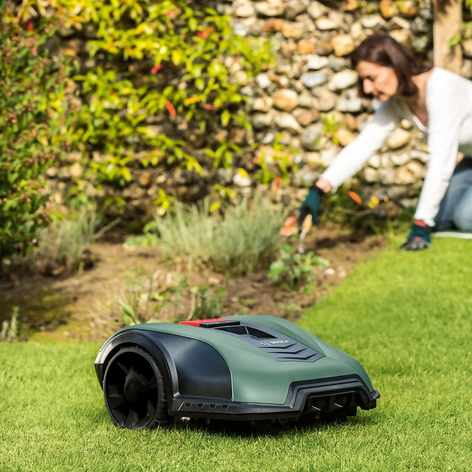 Bosch 18V Indego M 700 Robotic Lawn Mower - 19cm 9 Bosch 18V Indego M 700 Robotic Lawn Mower - 19cm - Image 7